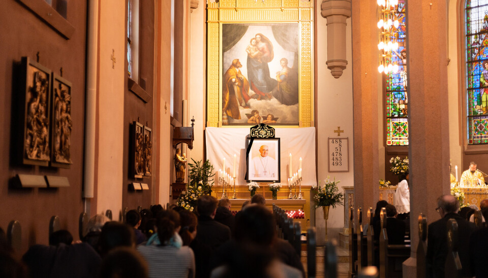 AVSKJED: Mange møtte opp i St. Olavs domkirke for å ta farvel med paven.