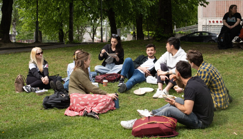 TRADISJONSRIKE: Blindern-studentene synes man skal si ja når andre spør deg om å ta et bilde av dem på 17.mai.