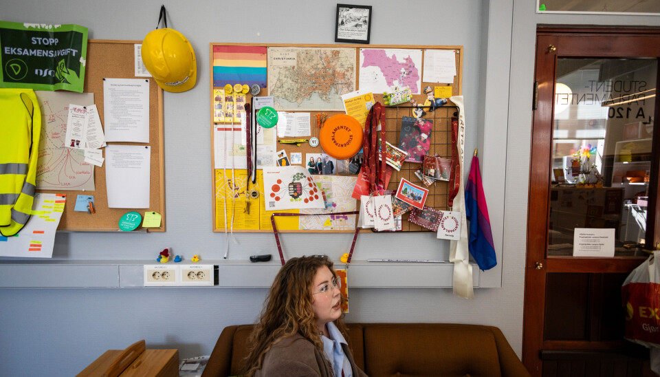 ROTEHODE: Victoria Skogsletten Dalen (29) er ikke fornøyd med ryddigheten til kontoret, men er fornøyd med stillingen sin