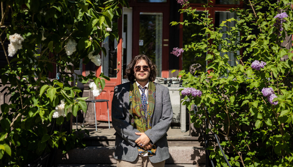 NY LEDER: Med solbriller og bok i hånda tar Rezvan studentpolitikken på alvor.