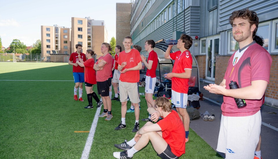 GOD S: Moralen var høy på innbytterbenken til Universitas.