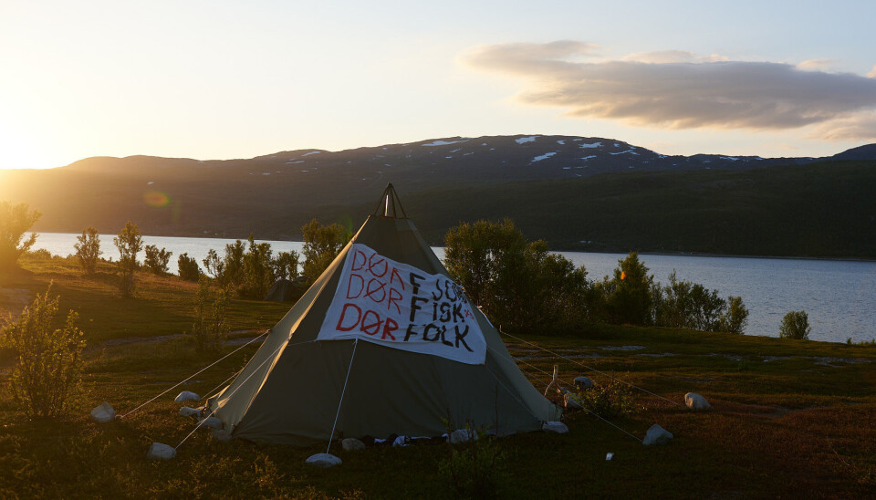 Ikkje berre vakkert: Repparfjorden er ei nasjonal laksefjord, med ei av dei viktigaste lakseelvane i fylket. Her frå protestleiren ved fjorden.