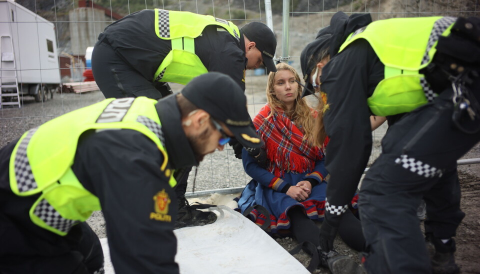 Fjerna av politiet: To dagar etter at dei hadde tatt seg inn på anleggsområdet, blei aktivistane fjerna av politiet. Her blir aktivist Ella Marie Hætta Isaksen båren vekk frå området.