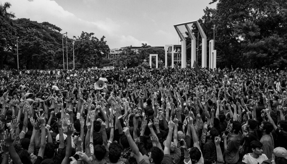TAKTFASTE KAMPROP: Demonstrasjon ved monumentet bygd til minne om studentene som ble drept under språkstriden med Pakistan i 1952.