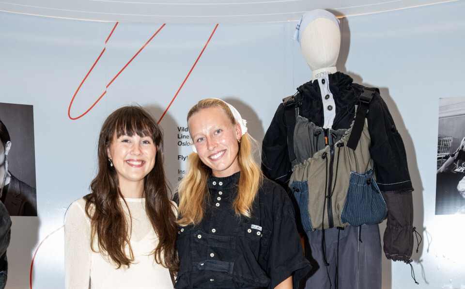 Vilde Gullhaug Birkeli og Line Møller-Stray Nissen fra Oslomet, med plagg fra deres kolleksjon FLOW.
