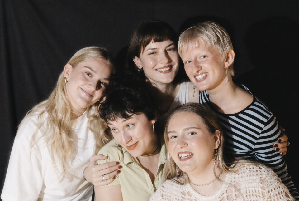 FØRSTE GANG: Girl Group spilte i Norge for første gang under bransjefestivalen Bylarm. Fra venstre: Lily Kitten Christlow (23), Mia Gørvell Halvorsen (24), Thea Tytingvåg Gundersen (25). Bak f.v: Maria Olsen Tollisen (24) og Katya Madeleine Birkeland (22).