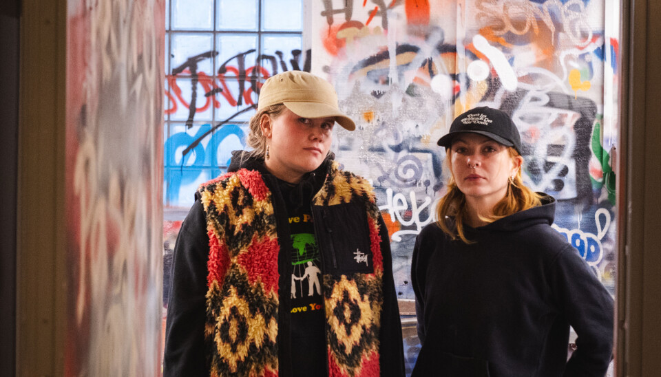 BEKYMRET: Kunststudentene Lisa Marie Hovden og Maria Bertelsen er bekymret for hva et voksende Frp vil ha å si for kulturbransjen.