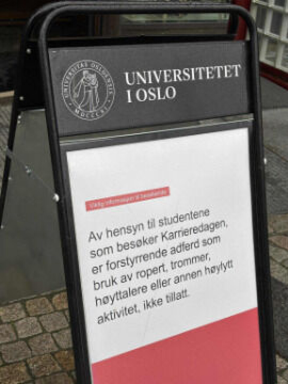 Skiltet: Tydelig beskjed om å ikke lage bråk