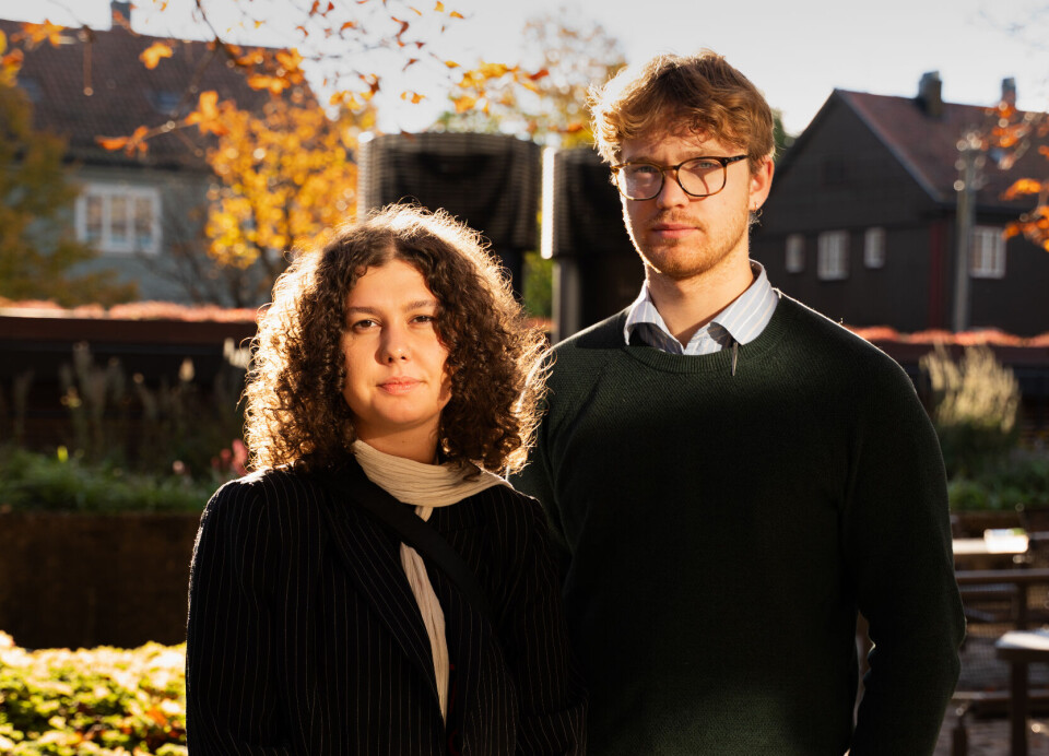 BEKREFTELSE: Studentene Vetle Silnes og Tamina Fritz synes applaus er en fin måte å gi bekreftelse til foreleser.