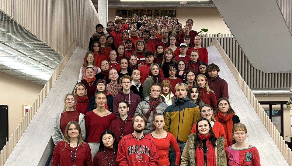 SYNLIGE: Studenter og ansatte ved institutt for scenekunst er samlet for å demonstrere mot nedleggelsen.