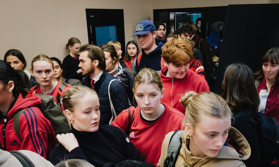 KREVER SVAR: Studentene ved ISK på vei ut fra møte med ledelsen.