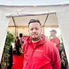 Øivind Dagsvik Eskedal i rød UiA-jakke i et arrangementstelt under Arendalsuka.