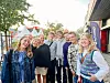 Liva Berge Flo og debattkomiteen står samlet utenfor Studentersamfundet i Trondheim.